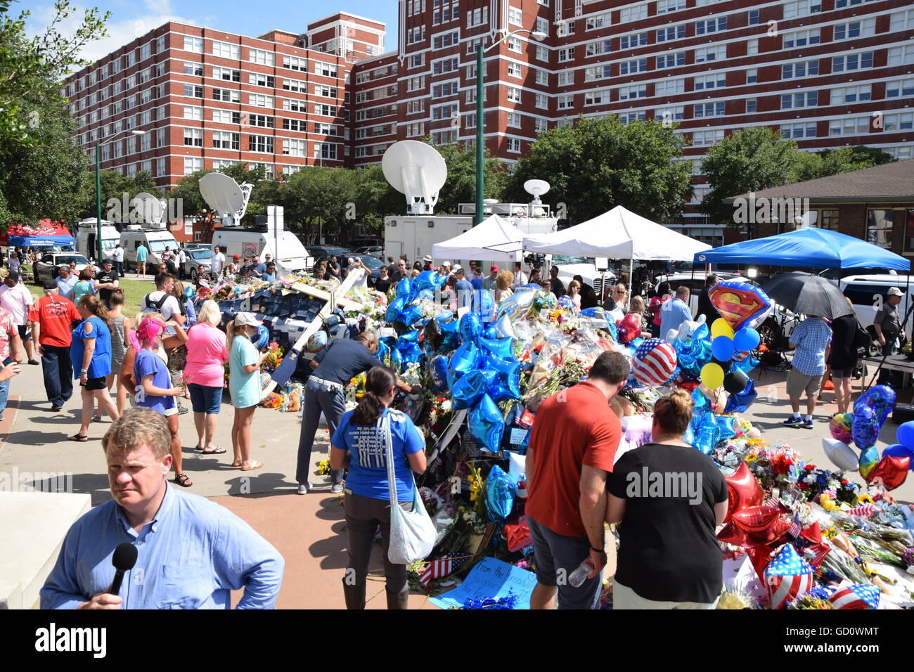Dallas, Texas, Stati Uniti d'America. 10 Luglio, 2016. Al Jazeera reporter inglese la presentazione di una relazione da Dallas questura. Credito: Hum Immagini/Alamy Live News Foto Stock
