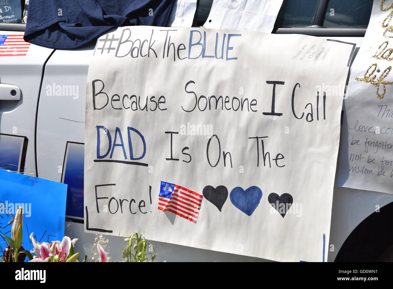 Dallas, Texas, Stati Uniti d'America. 10 Luglio, 2016. Area di Dallas residenti accorsi a Dallas Questura di domenica per offrire cordoglio per i caduti cinque funzionari di polizia, ciascuno di farlo nel loro modo particolare. Credito: Hum Immagini/Alamy Live News Foto Stock