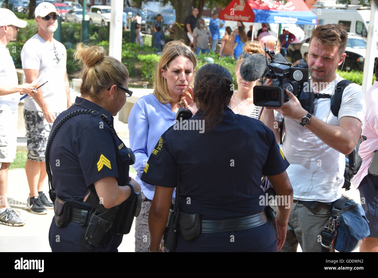 Dallas, Texas, Stati Uniti d'America. 10 Luglio, 2016. Sky News team intervistando Dallas ufficiali della polizia di fronte a Dallas sede della polizia in una calda giornata estiva. Credito: Hum Immagini/Alamy Live News Foto Stock