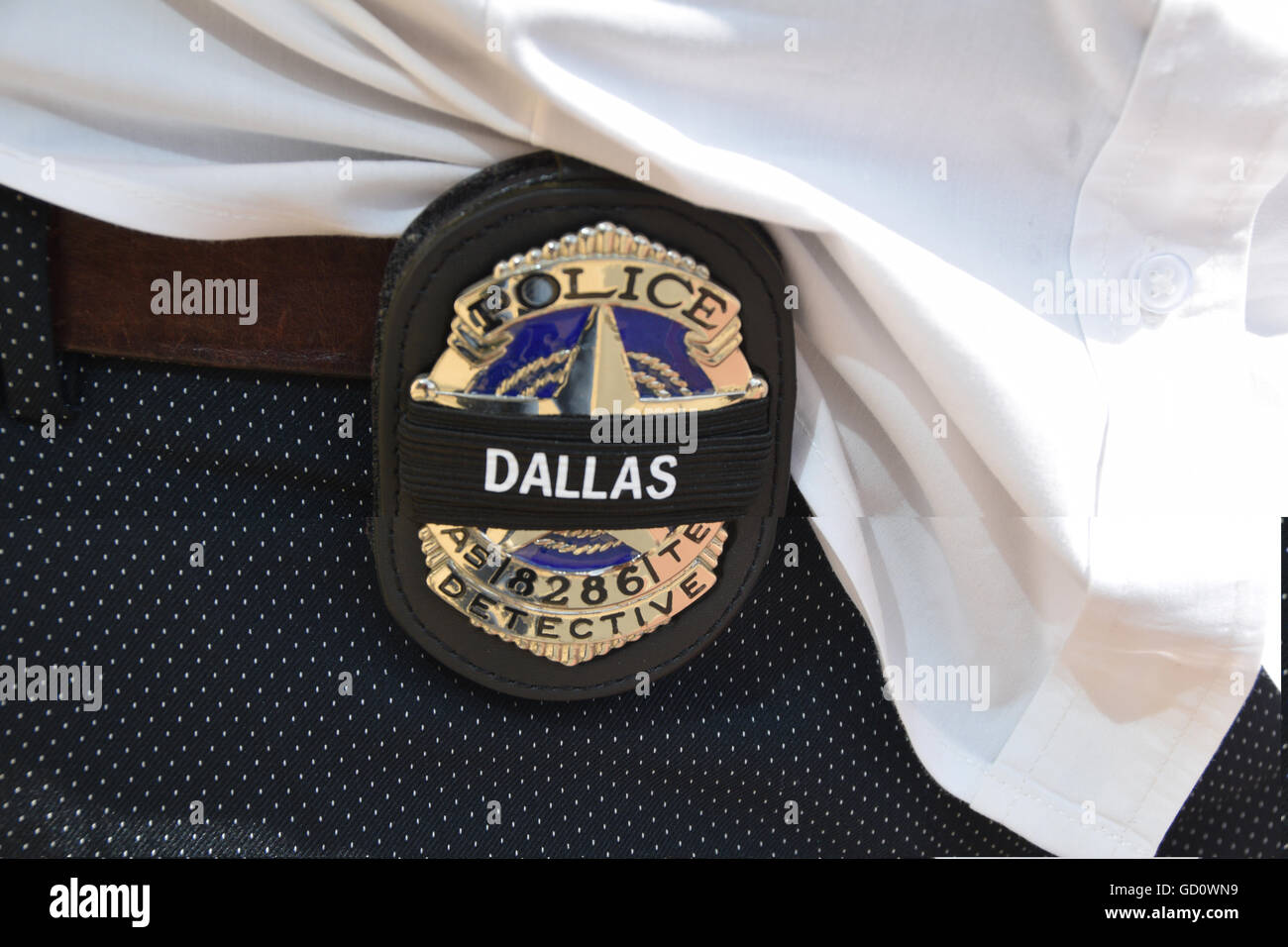 Dallas, Texas, Stati Uniti d'America. 10 Luglio, 2016. Un funzionario visualizzando il suo badge che è coperta da una fascia nera che rappresenta un caduto funzionario di polizia. Credito: Hum Immagini/Alamy Live News Foto Stock