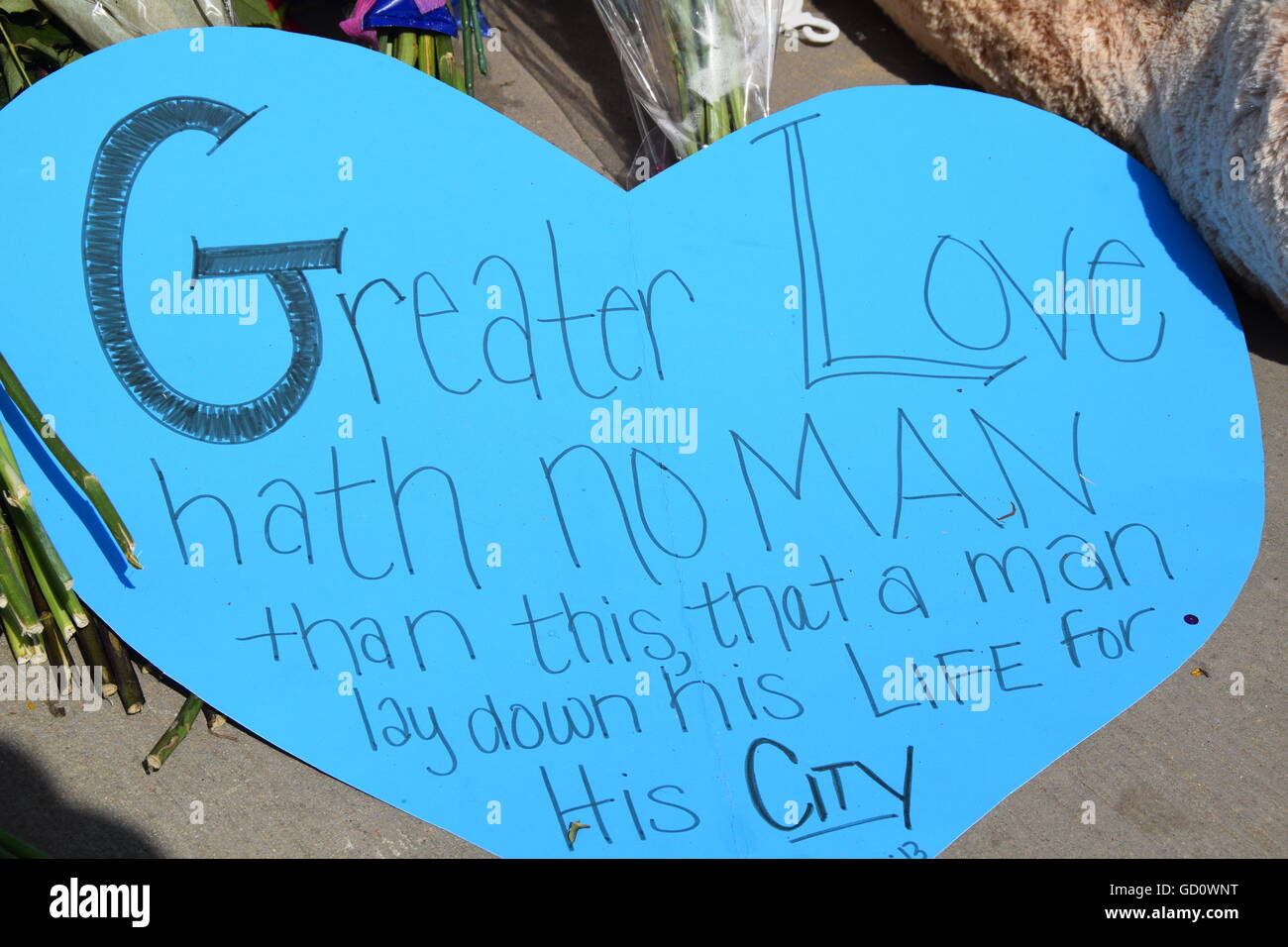 Dallas, Texas, Stati Uniti d'America. 10 Luglio, 2016. Una toccante nota di gratitudine posto accanto a una macchina della polizia memorial a Dallas questura. Credito: Hum Immagini/Alamy Live News Foto Stock