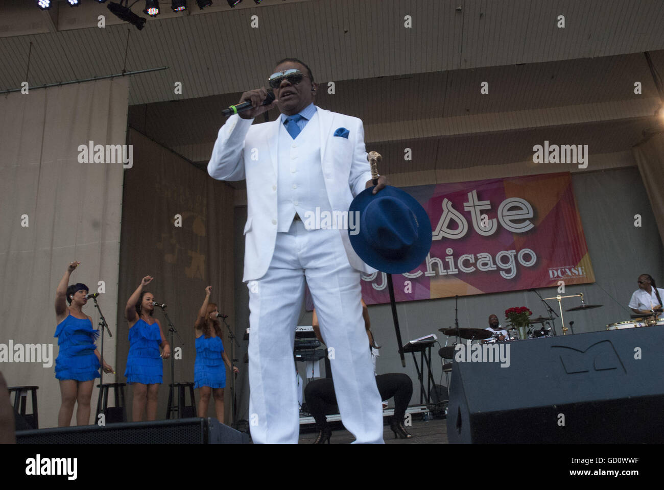 Chicago, IL, Stati Uniti d'America. 10 Luglio, 2016. Migliaia di fedeli in Grant Park di Chicago di Domenica, Luglio 10th, per vedere il concerto finale del gusto popolare del Festival di Chicago. Sheila e ha ottenuto la folla lo spostamento per il suo battito. Ella ha poi aderito la isley fratelli durante le loro prestazioni. Il pubblico è stato letteralmente ballare in tre navate come alcuni dei vecchi successi sono stati riprodotti. Nella foto: Ronald Isley Credito: Karen I. Hirsch/ZUMA filo/Alamy Live News Foto Stock