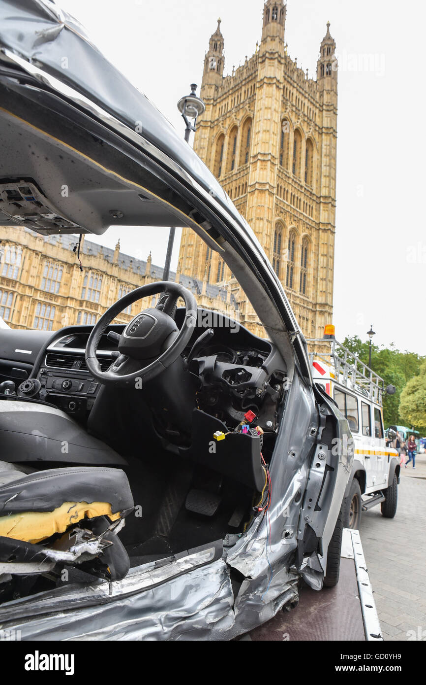 Westminster, Londra, Regno Unito. 11 luglio 2016. I resti della vettura di fronte al Parlamento in cui Giuseppe morì Brown-Lartey Foto Stock