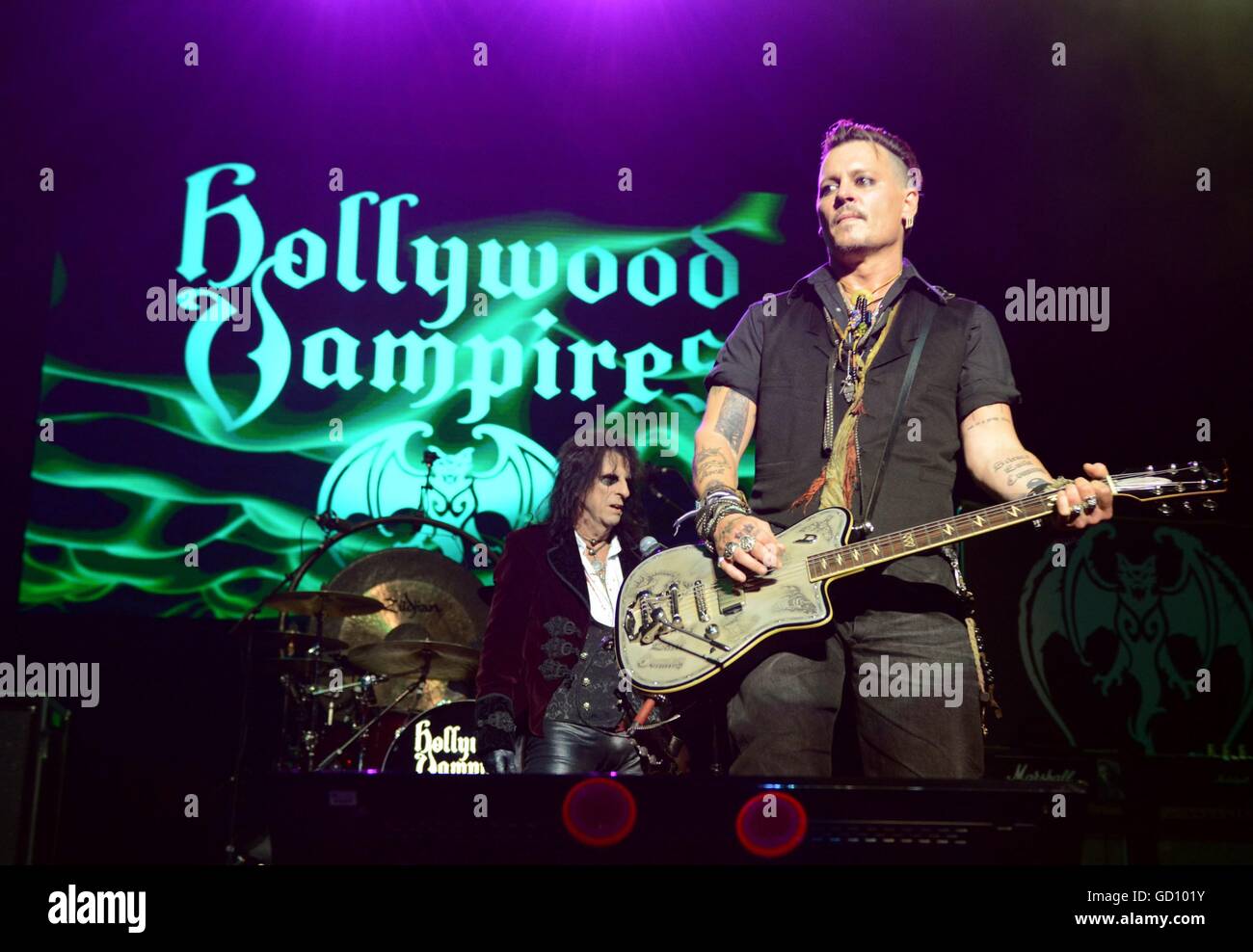 Brooklyn, NY, STATI UNITI D'AMERICA. 10 Luglio, 2016. Alice Cooper, Johnny Depp sul palco per Hollywood vampiri in concerto a Coney Island anfiteatro, Coney Island anfiteatro, Brooklyn, NY Luglio 10, 2016. © Derek Storm/Everett raccolta/Alamy Live News Foto Stock