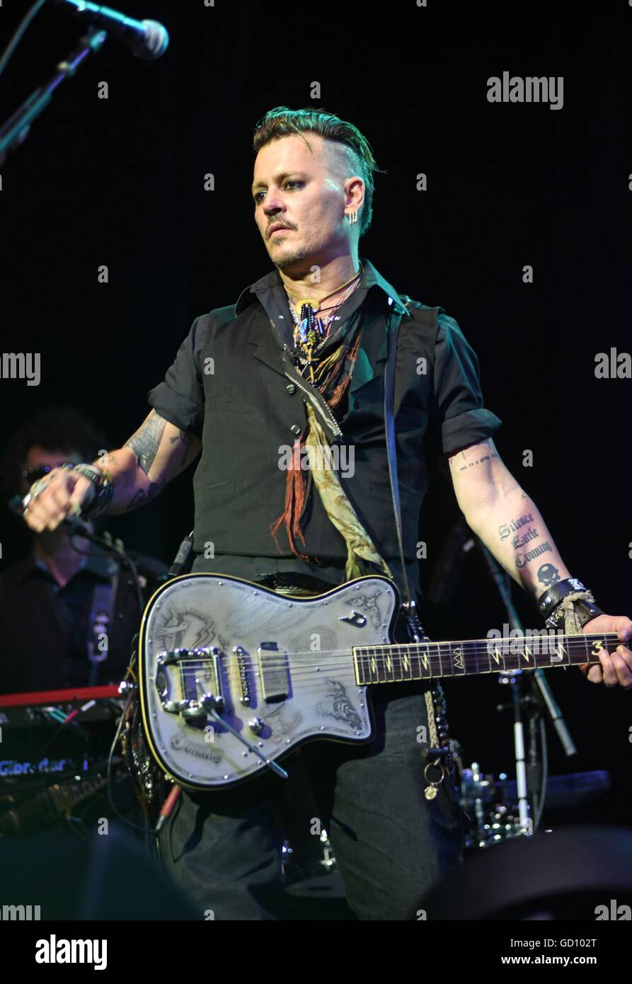 Brooklyn, NY, STATI UNITI D'AMERICA. 10 Luglio, 2016. Johnny Depp sul palco per Hollywood vampiri in concerto a Coney Island anfiteatro, Coney Island anfiteatro, Brooklyn, NY Luglio 10, 2016. © Derek Storm/Everett raccolta/Alamy Live News Foto Stock