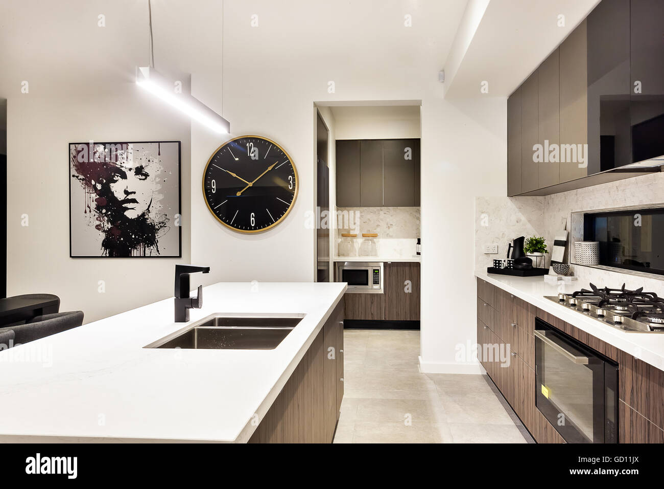 Cucina moderna bancone closeup con una stufa e guarda accanto al forno e  dispensa armadi, il contatore incluso un rubinetto e Foto stock - Alamy