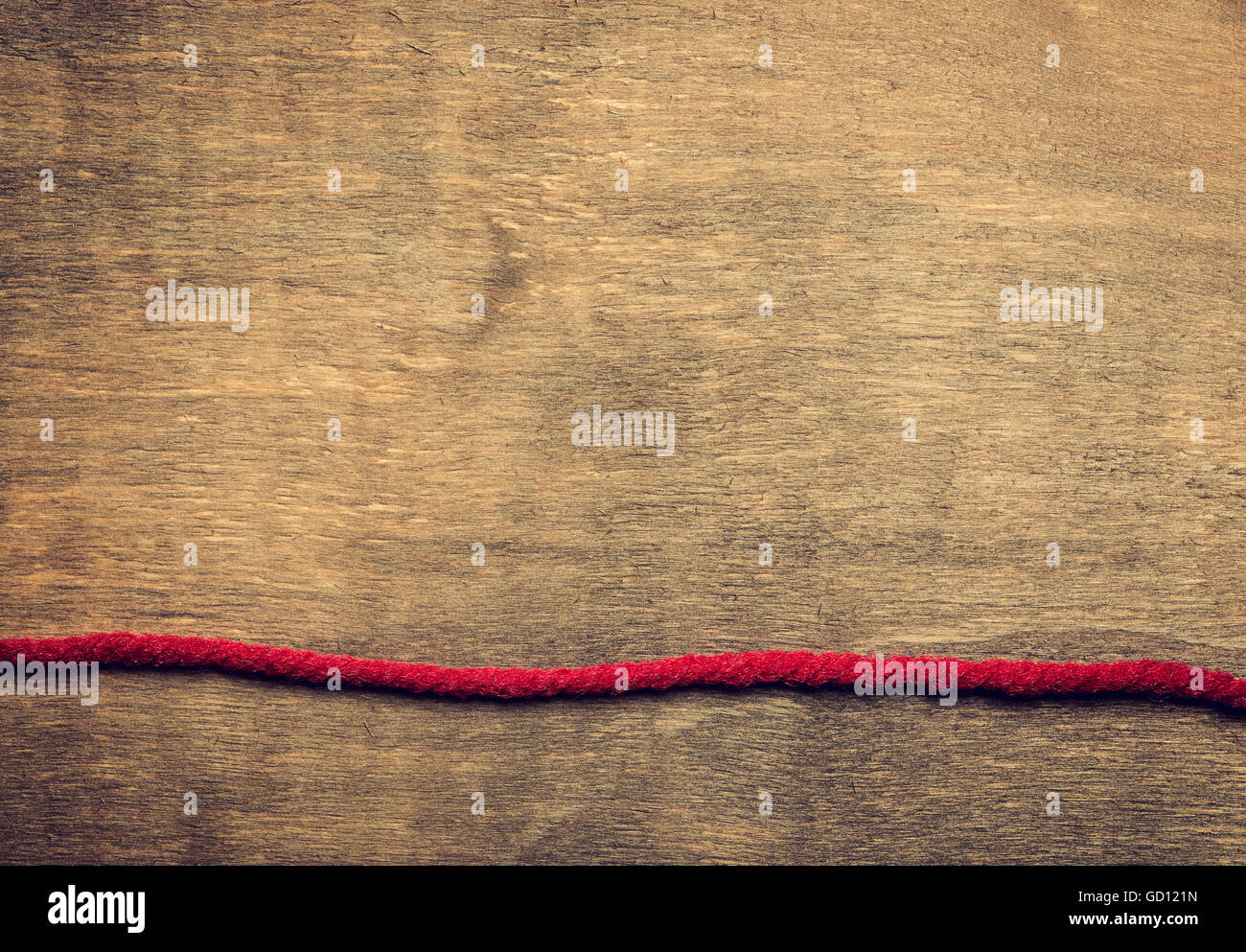 Vintage sfondo di legno con string rosso Foto Stock