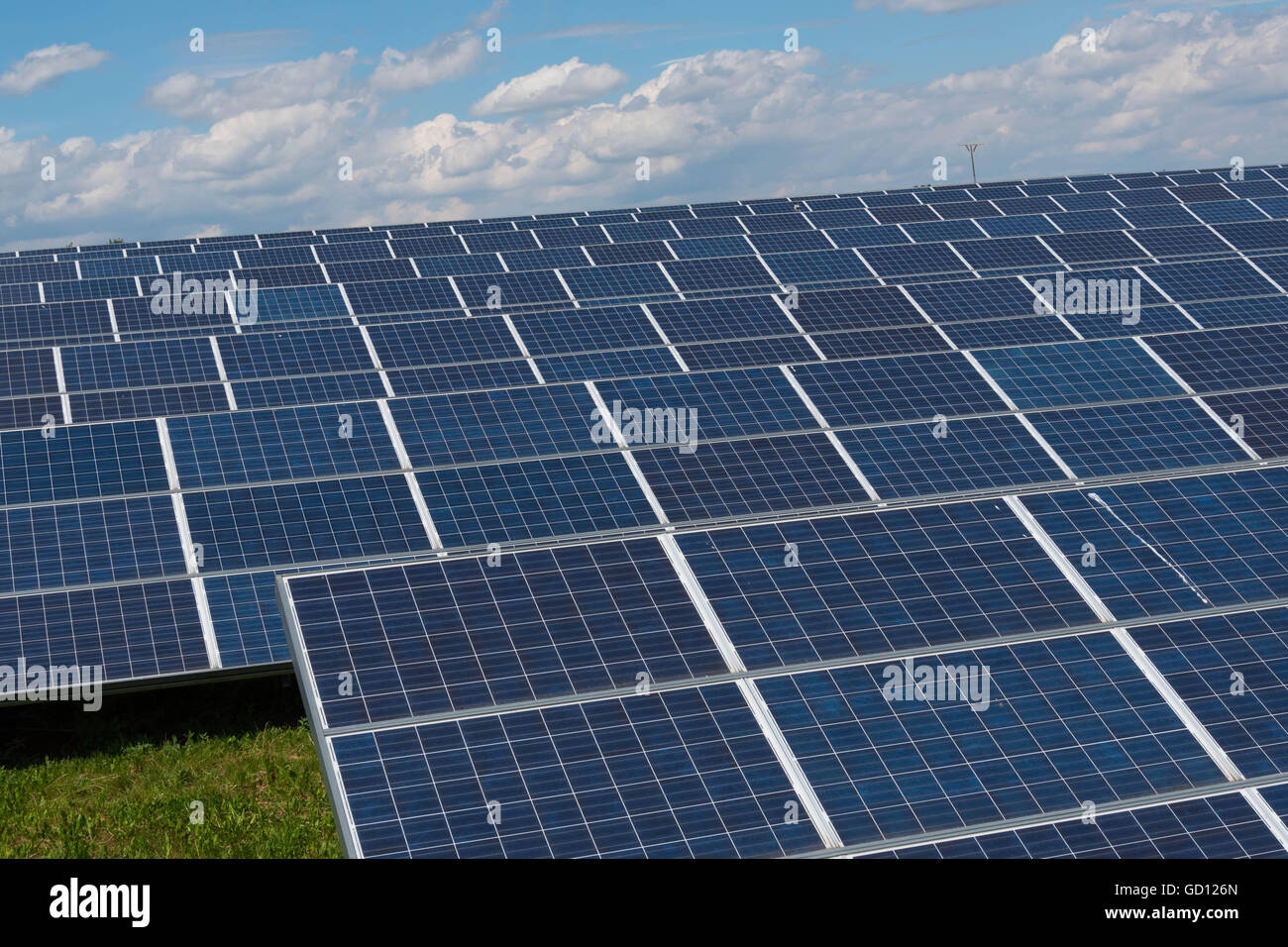 Centrale solare - pannelli fotovoltaici - Energie rinnovabili Foto Stock
