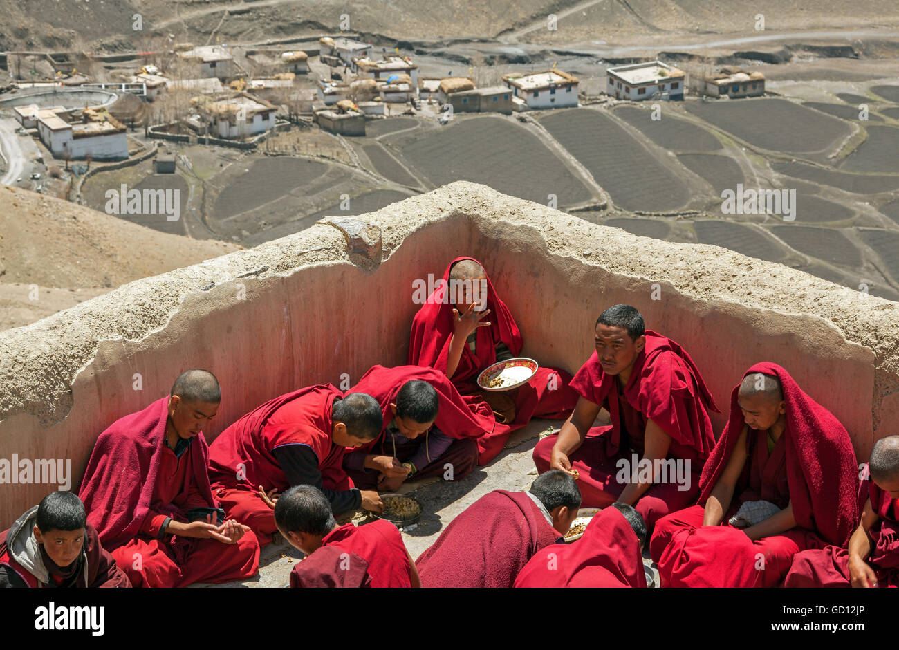 Il tasto GOMPA, India - 28 Aprile 2016: giovani monaci hanno un pranzo sul tetto del monastero di chiave (4166 m, Buddismo tibetano). Foto Stock