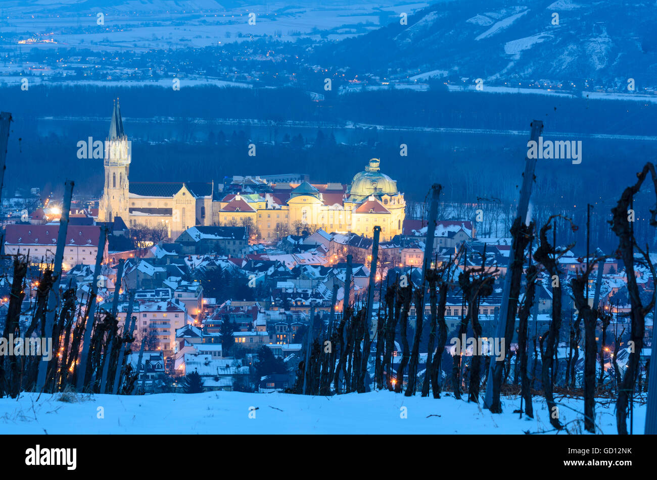 Klosterneuburg: il monastero di Klosterneuburg Abbazia dei canonici agostiniani e vigneto con la neve, il fiume Danubio, Austria, Niederösterr Foto Stock