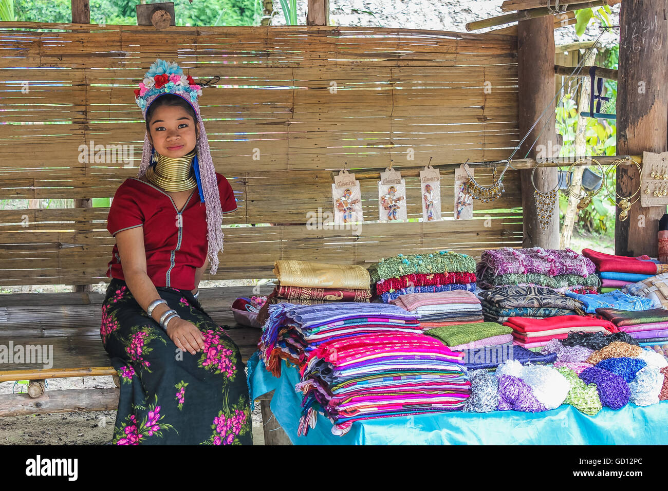 Lunga donna a collo alto Foto Stock