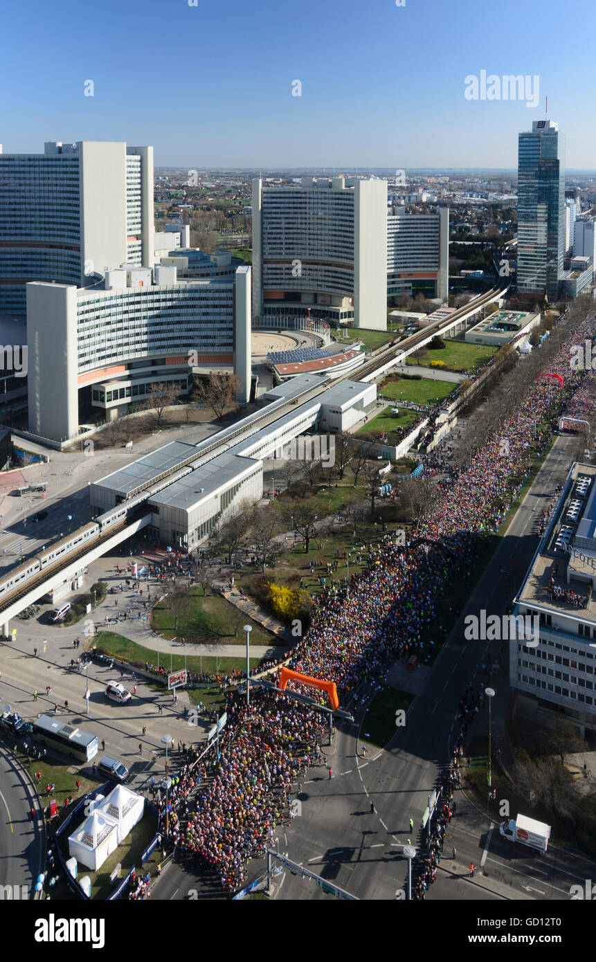 Wien, Vienna: poco prima dello start del trentesimo Vienna City Marathon su Wagramerstraße , sullo sfondo il palazzo dell'ONU, un Foto Stock