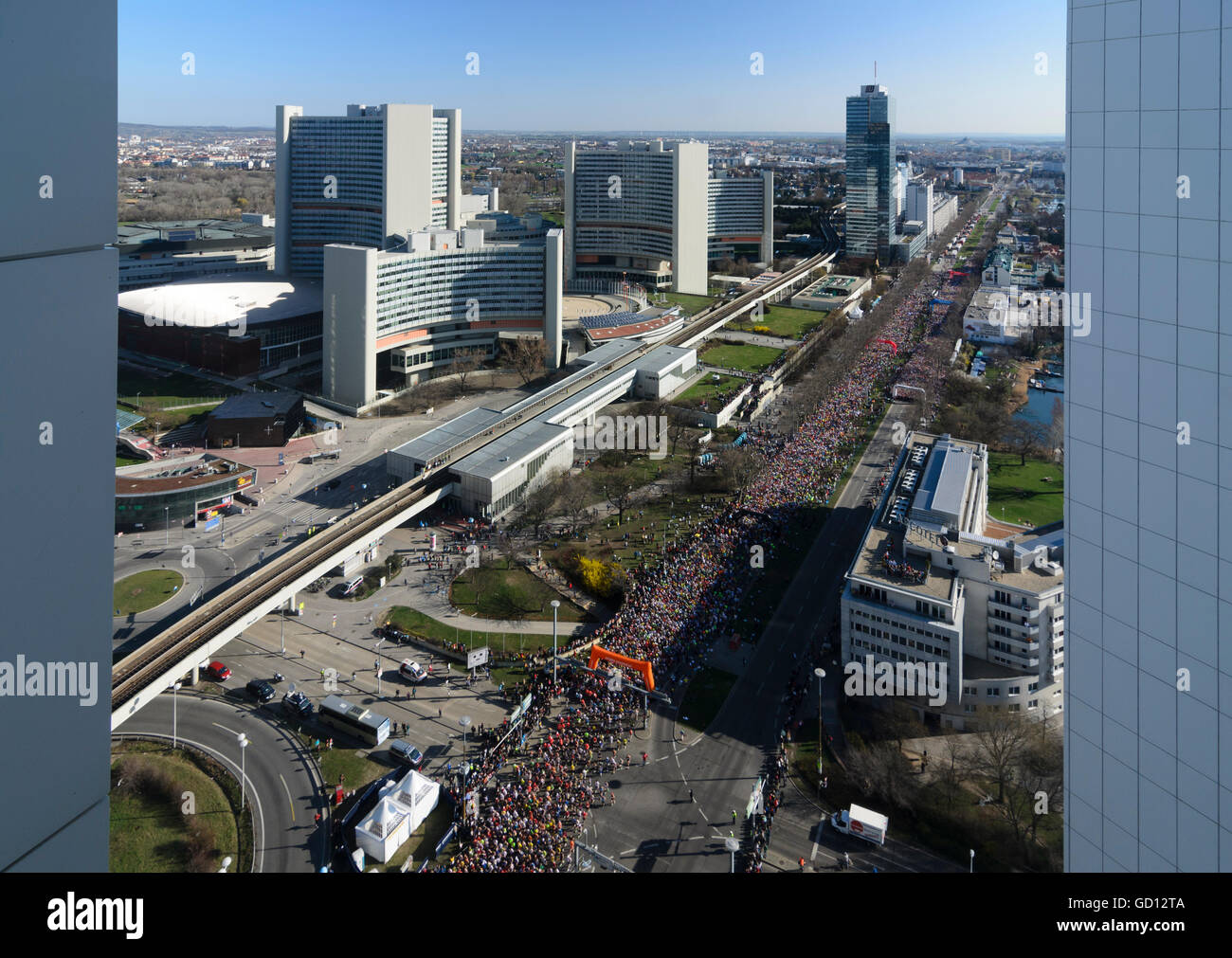 Wien, Vienna: poco prima dello start del trentesimo Vienna City Marathon su Wagramerstraße , sullo sfondo il palazzo dell'ONU, un Foto Stock