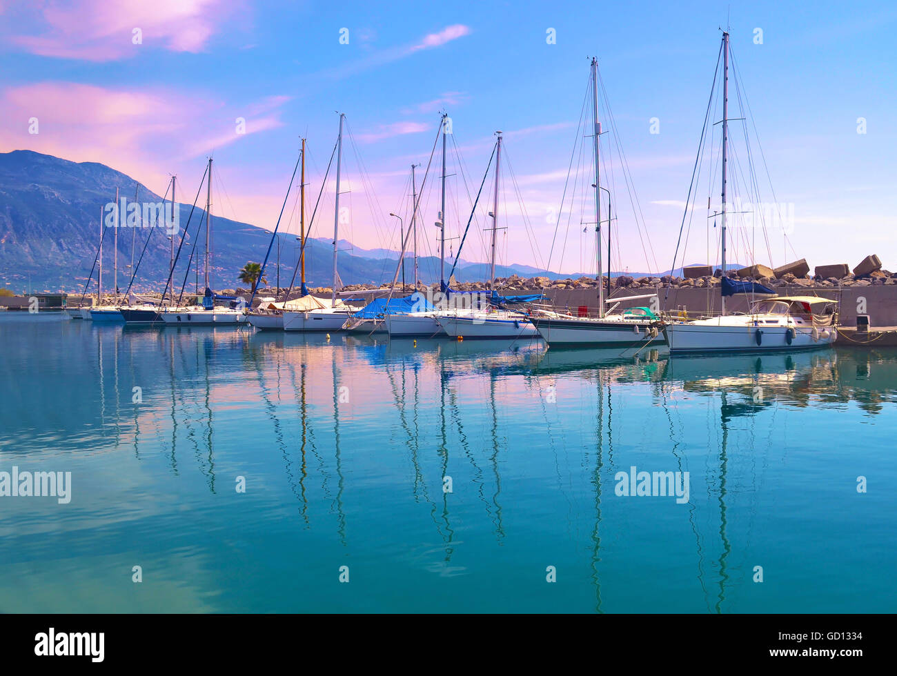 Tramonto barche di riflessione al porto di Kalamata Peloponneso Grecia Foto Stock