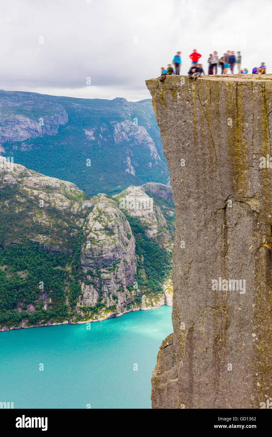 I turisti escursioni a Prekestolen cliff lysefjorden in Norvegia Foto Stock