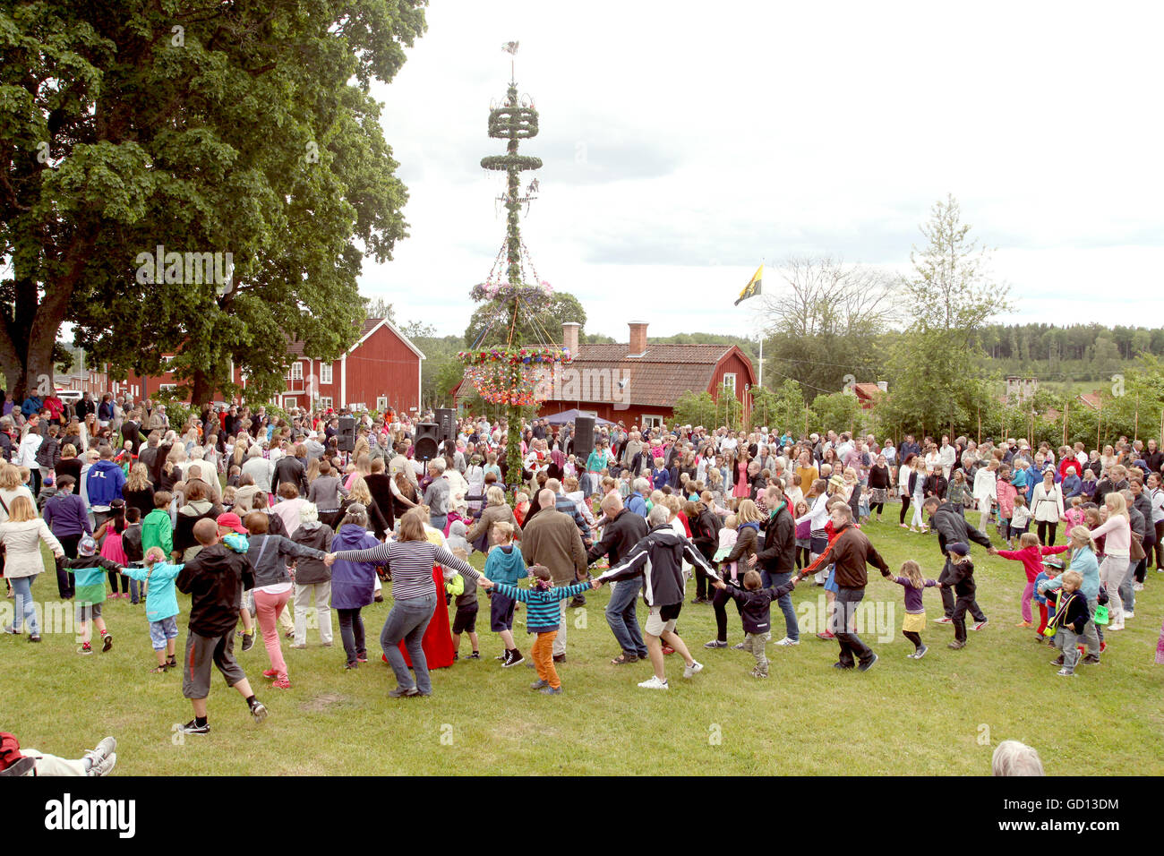 Celebrazioni per la festa di mezza estate con danze intorno al maypole Foto Stock