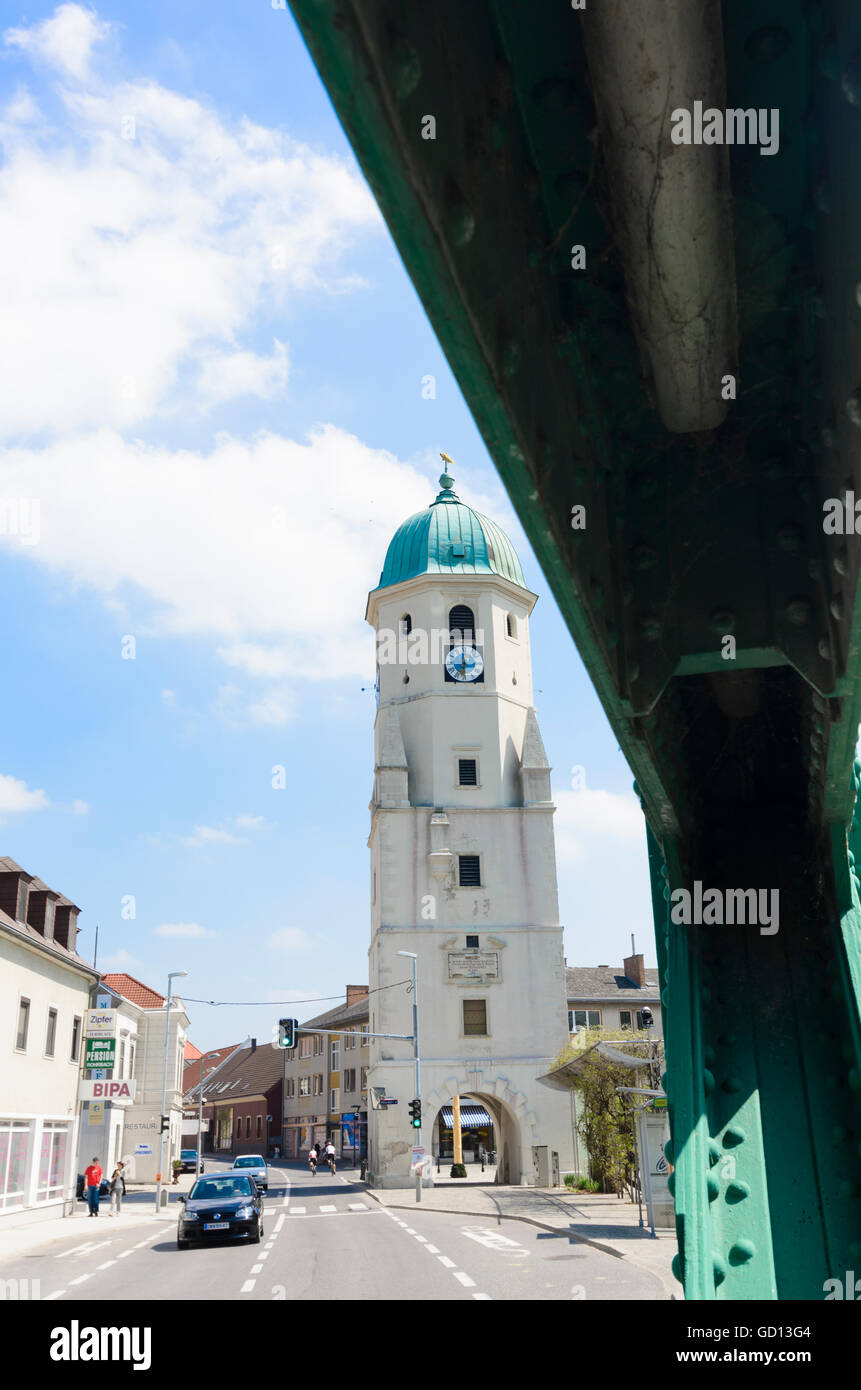 Fischamend: torre della città e il ponte sul fiume Fischa, Austria, Niederösterreich, Bassa Austria, Donau Foto Stock