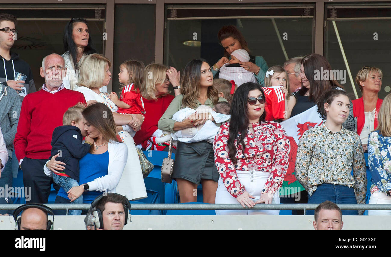 Emma Rhys-Jones, la fidanzata di Gareth Bale tenendo il bambino al Cardiff City Stadium, Wales Football Team homecoming concerto. Il homecoming parade e il concerto è stato organizzato per dire grazie ai fan dopo aver attraverso la semi finali di Euro 2016. Foto Stock Emma Rhys-Jones, la fidanzata di Gareth Bale tenendo il bambino al Cardiff City Stadium, Wales Football Team homecoming concerto. Il homecoming parade e il concerto è stato organizzato per dire grazie ai fan dopo aver attraverso la semi finali di Euro 2016. Foto Stock