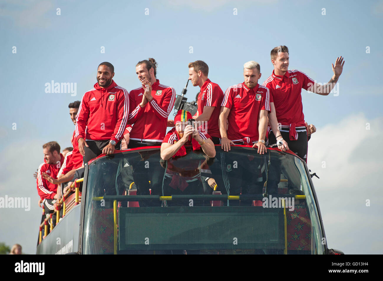 Il Welsh football team sul loro open top bus tour come si arriva a Cardiff City Stadium di oggi. Il homecoming parata è stata organizzata per dire grazie ai fan dopo aver attraverso la semi finali di Euro 2016. Foto Stock