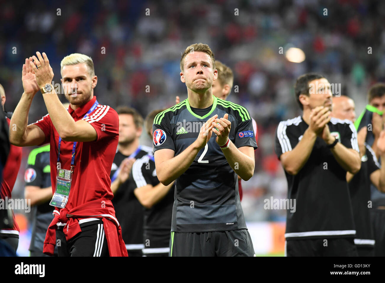 Chris Gunter del Galles ha le lacrime agli occhi di come egli tubicini il Welsh sostenitori dopo la sconfitta ad Euro 2016 Semi-Final tra il Portogallo e il Galles al Parc Olympique Lione Lione in Francia questa sera. Foto Stock