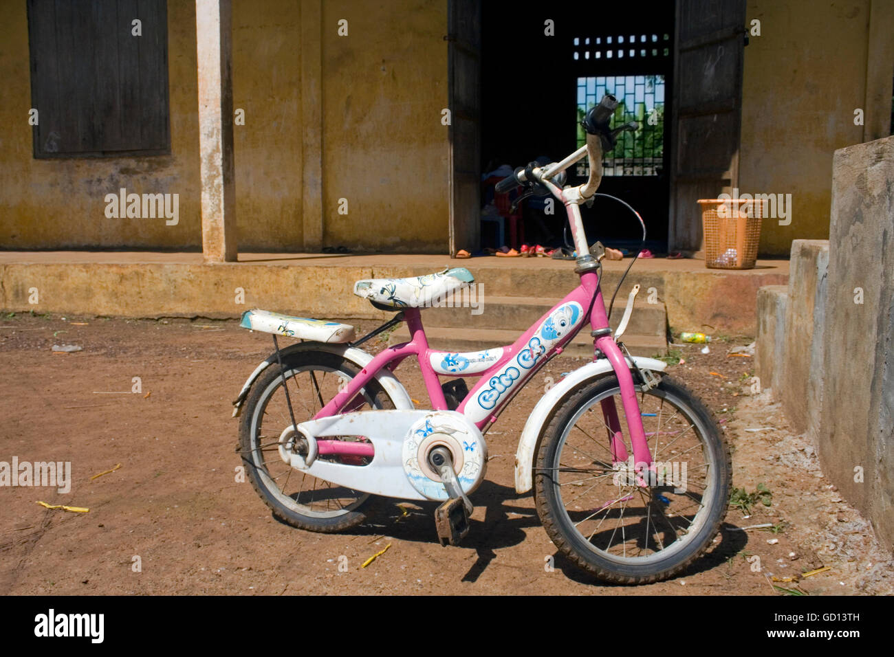 Un bambino la bicicletta è parcheggiata di fronte di una classe in una scuola elementare nel villaggio di Chork, Cambogia. Foto Stock