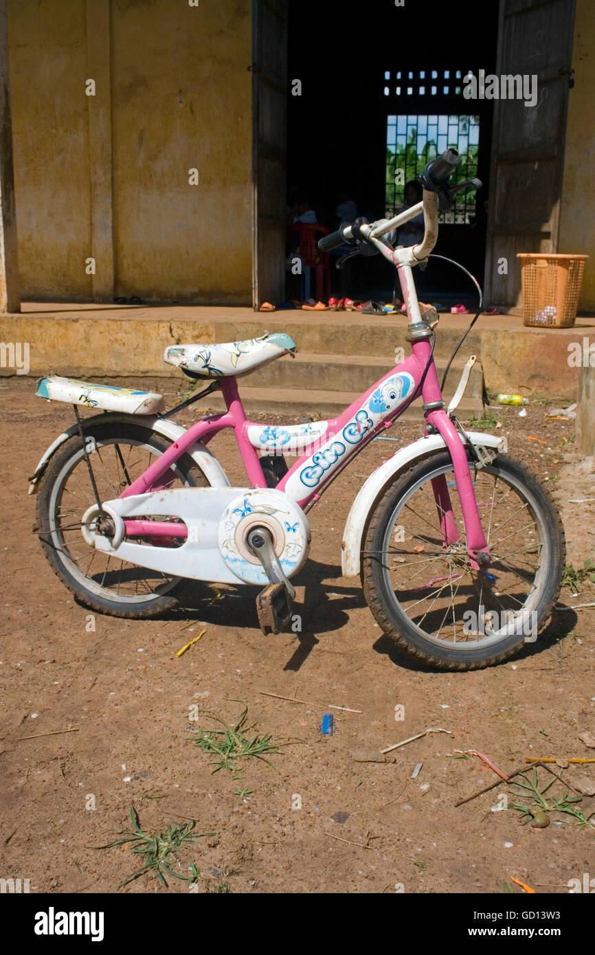 Un bambino la bicicletta è parcheggiata di fronte di una classe in una scuola elementare nel villaggio di Chork, Cambogia. Foto Stock