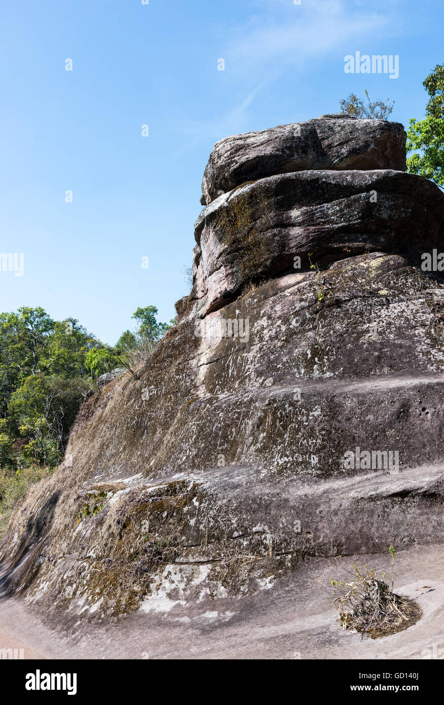 Alta torre di pietra nel percorso di trekking del Thai parco nazionale. Foto Stock
