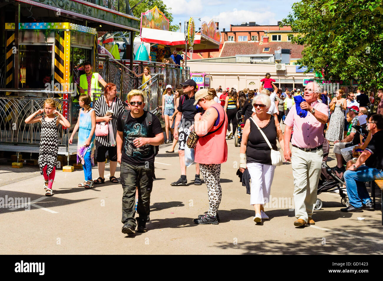 Ronneby, Svezia - Luglio 9, 2016: Grande Mercato Pubblico di giorno in città con un sacco di persone. Foto Stock