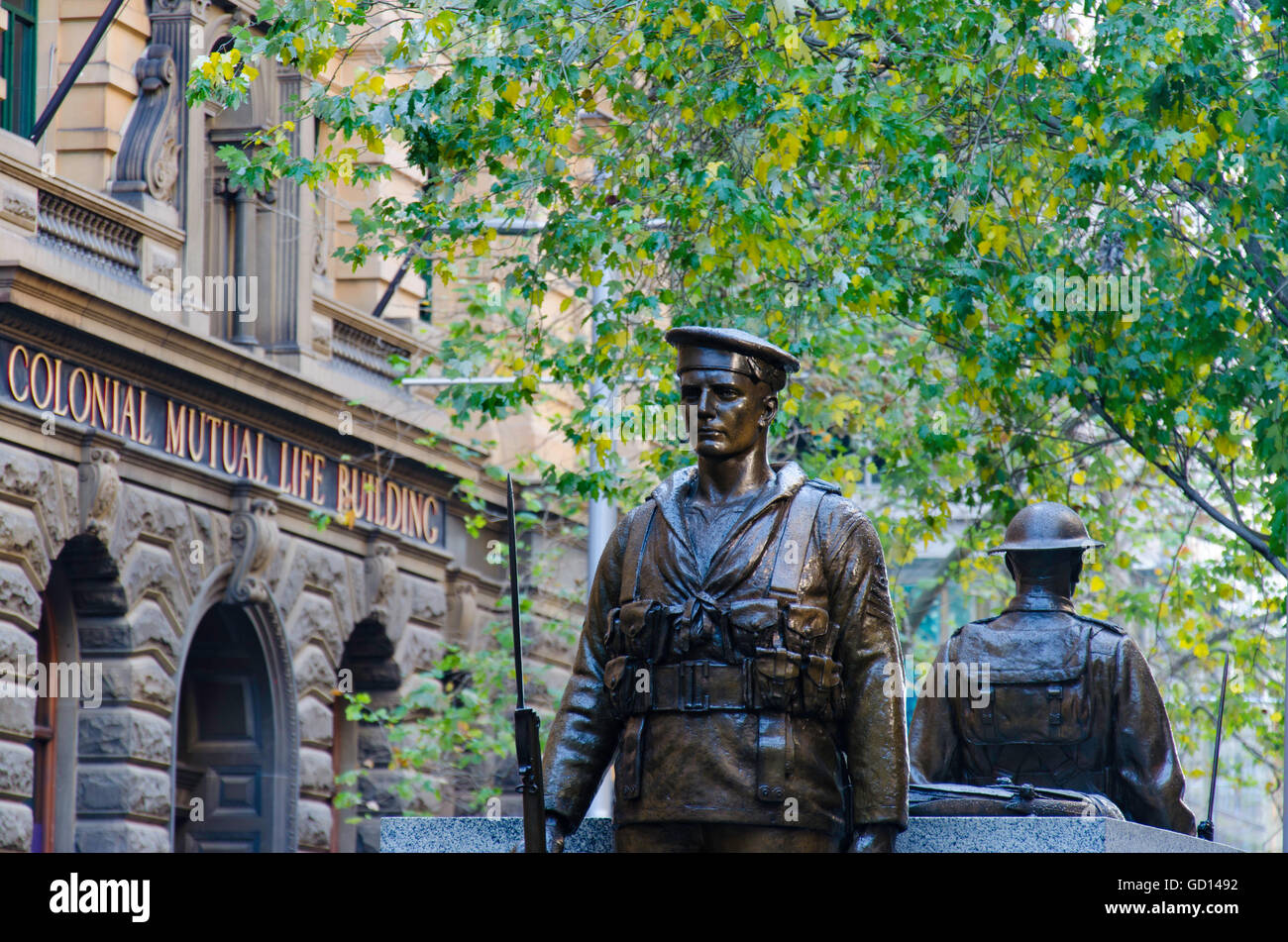 Statue di bronzo di un marinaio e soldato australiano si ergono alte a Martin Place, Sydney, Australia, come parte del Cenotaph che commemora la prima guerra mondiale Foto Stock