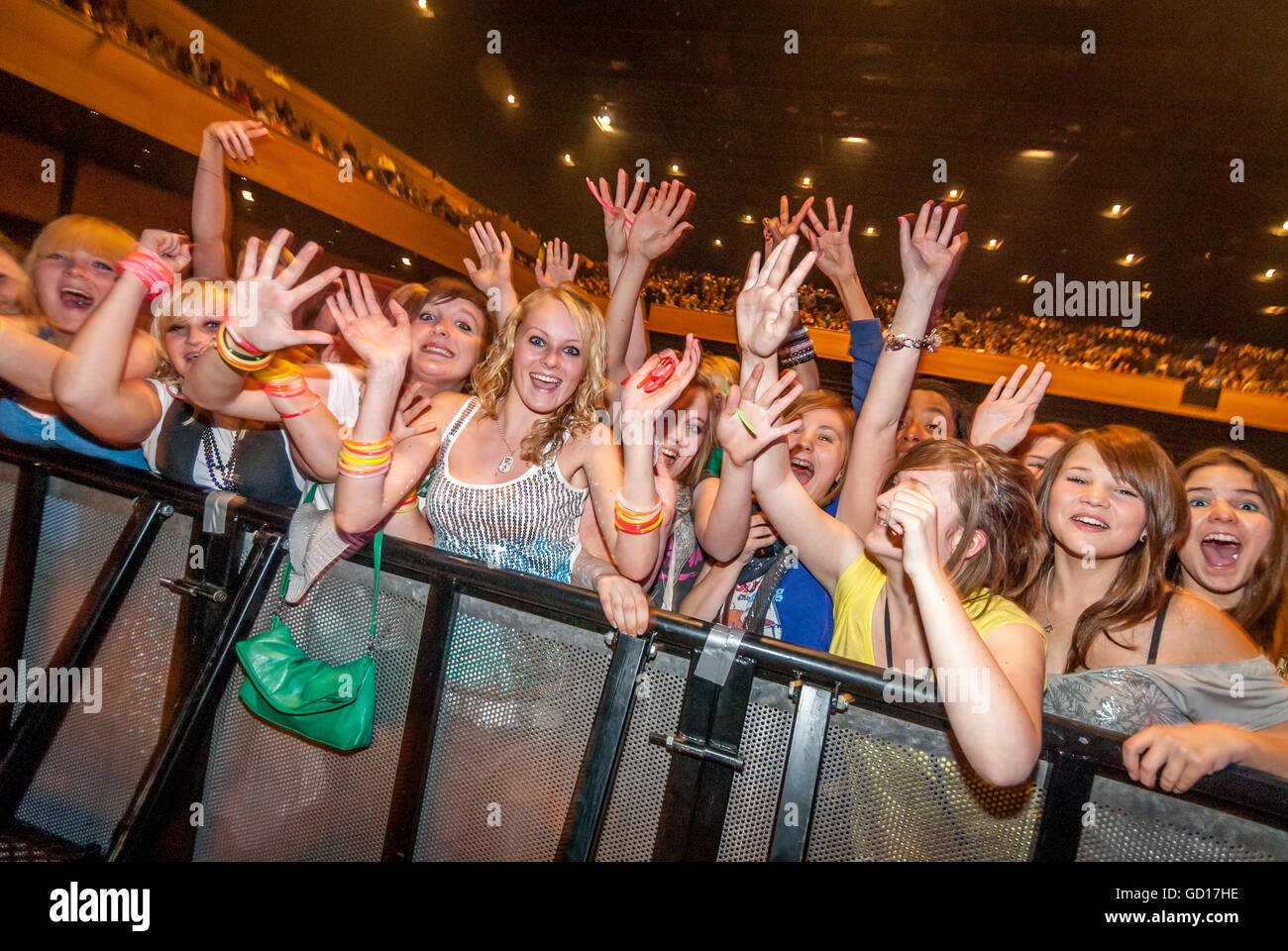 Concerto di scouting per ragazze presso il Centro Internazionale di Bournemouth. Foto Stock