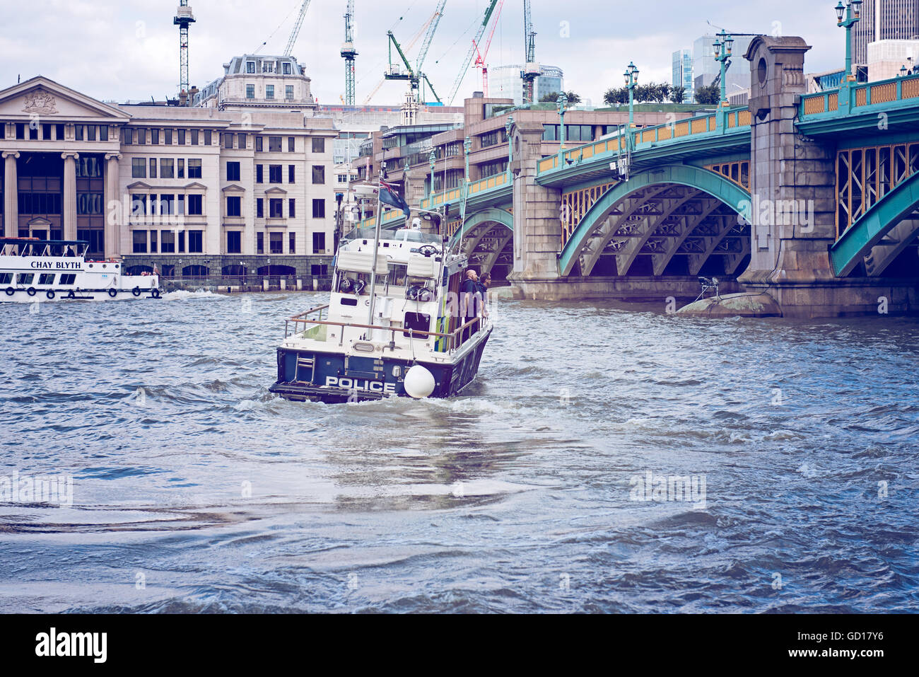 La Metropolitan Police barca sul fiume Tamigi a velocità elevata patrol a Londra Foto Stock