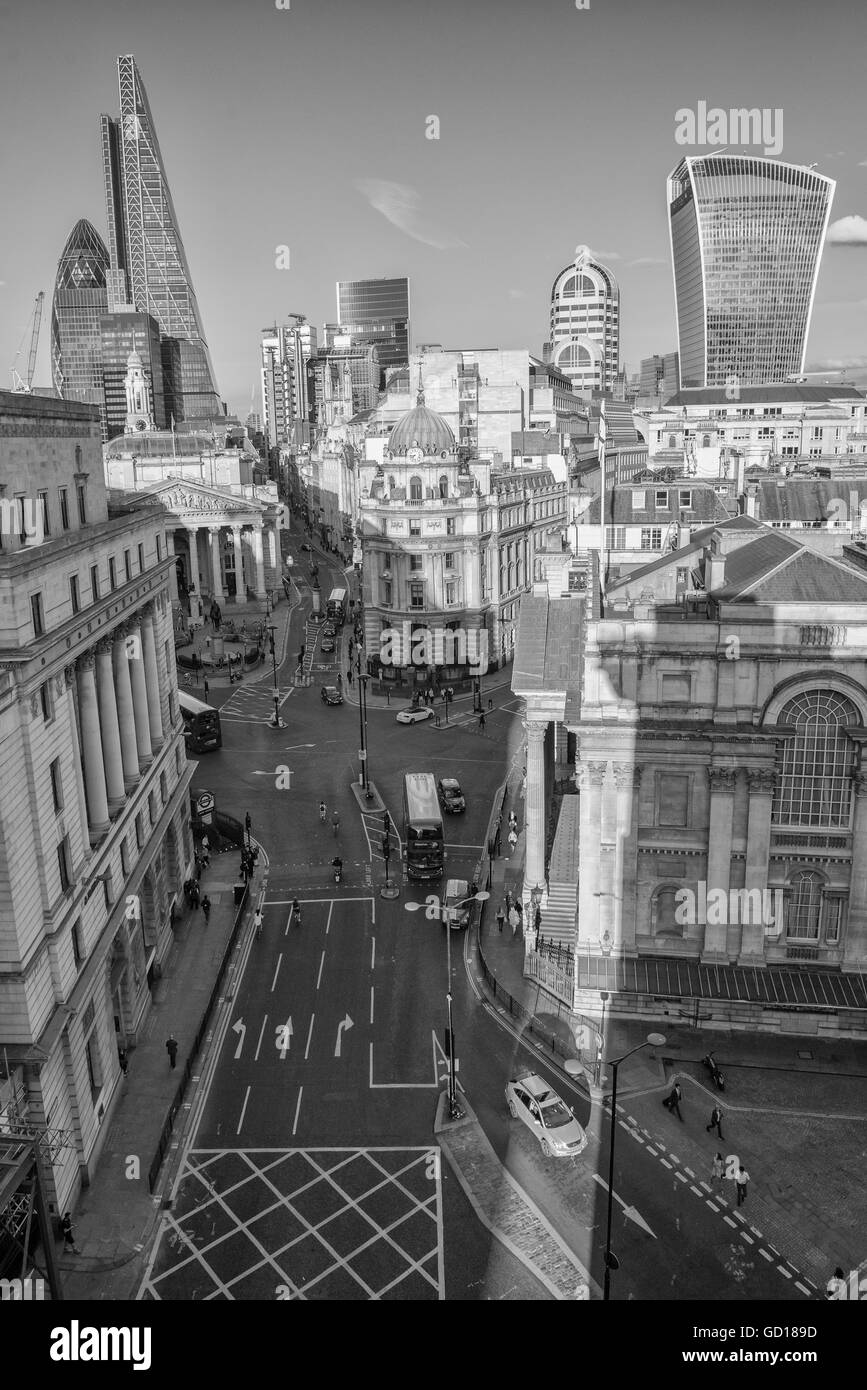 Panoramica vista monocromatica di nel distretto finanziario londinese dal bar sul tetto vicino alla stazione di banca a Londra, Regno Unito. Foto Stock