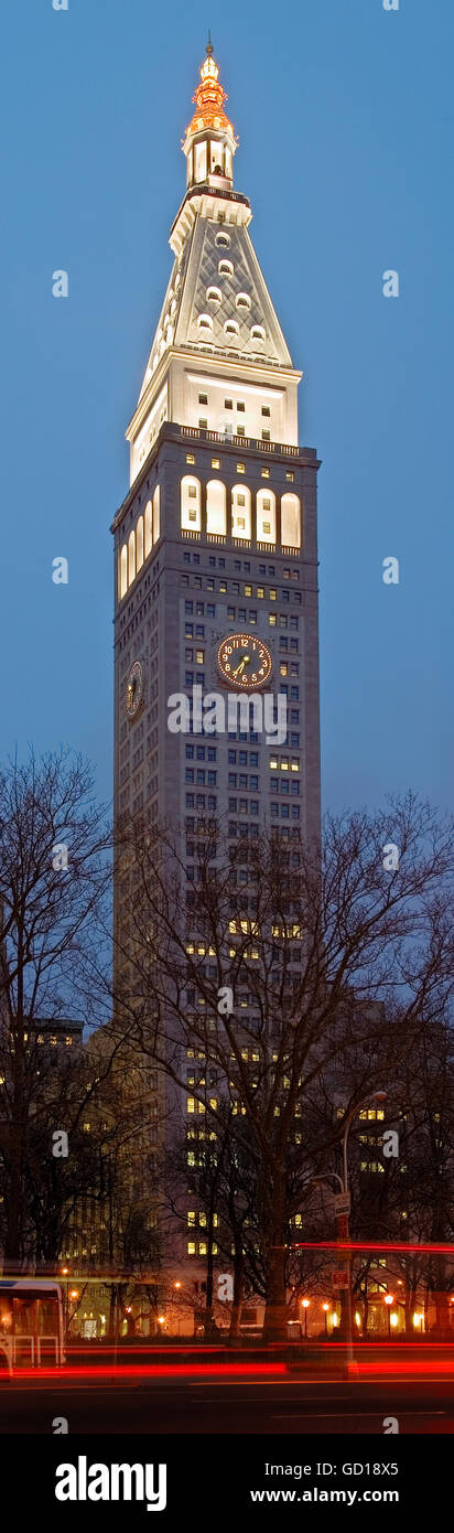 Metropolitan Life Insurance Company Tower al crepuscolo, Madison Square Park, Flatiron District di Manhattan, New York City Foto Stock