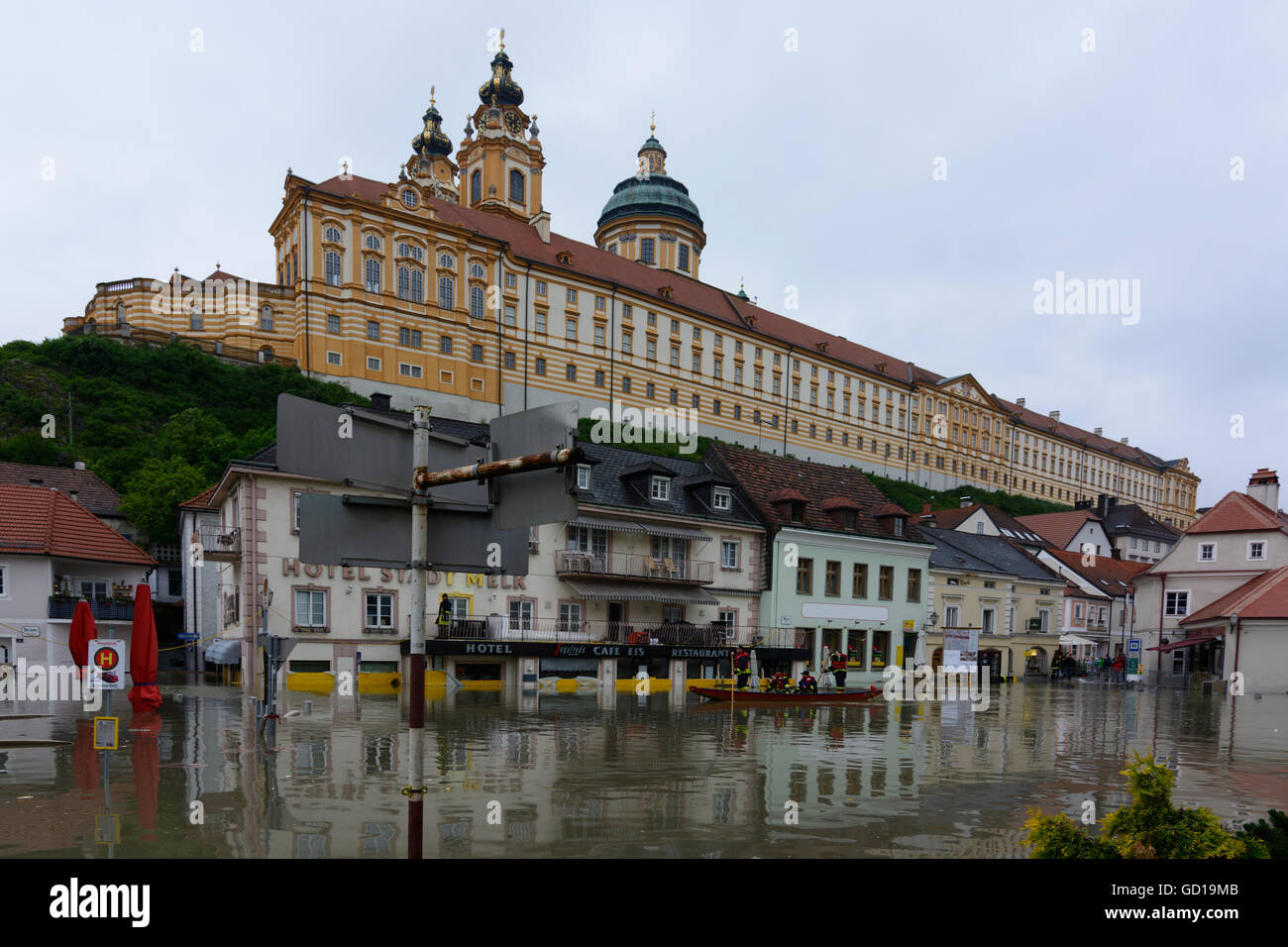 Melk: inondazioni del Danubio : allagato il centro storico e l'Abbazia di Melk con barca dei vigili del fuoco, Austria, Niederösterreich, Austri inferiore Foto Stock