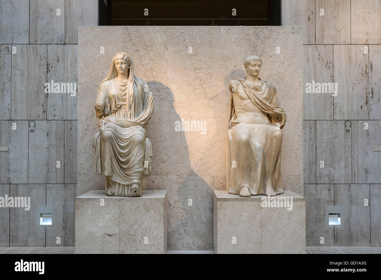 Madrid. Spagna. Statue in marmo di Livia Drusilla (sinistra) e Tiberio (a destra), il Museo Archeologico Nazionale di Spagna. Foto Stock