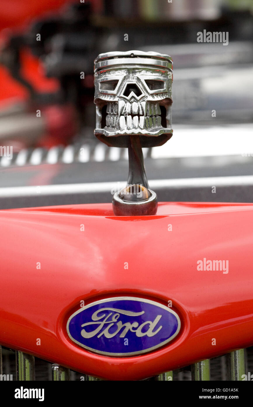 1932 Ford 3-Finestra Coupe Hot Rod con un 'Iron Maiden teschio ornamento del cofano Foto Stock