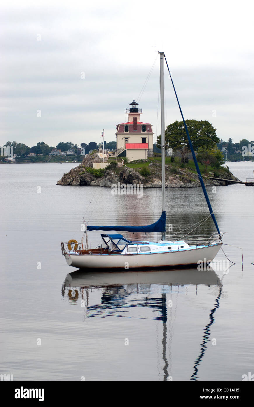 Barca a vela nei pressi di rocce Pomham faro su un isolotto roccioso coperto un giorno. Foto Stock