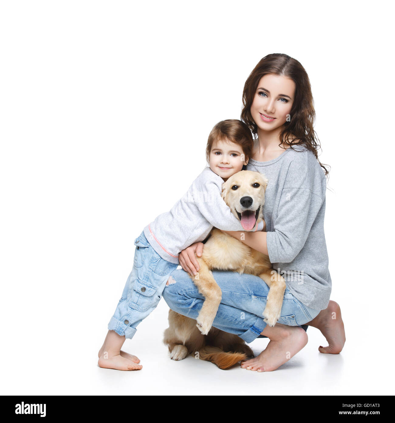 Giovane e bella madre con figlia piccola e cane Foto Stock