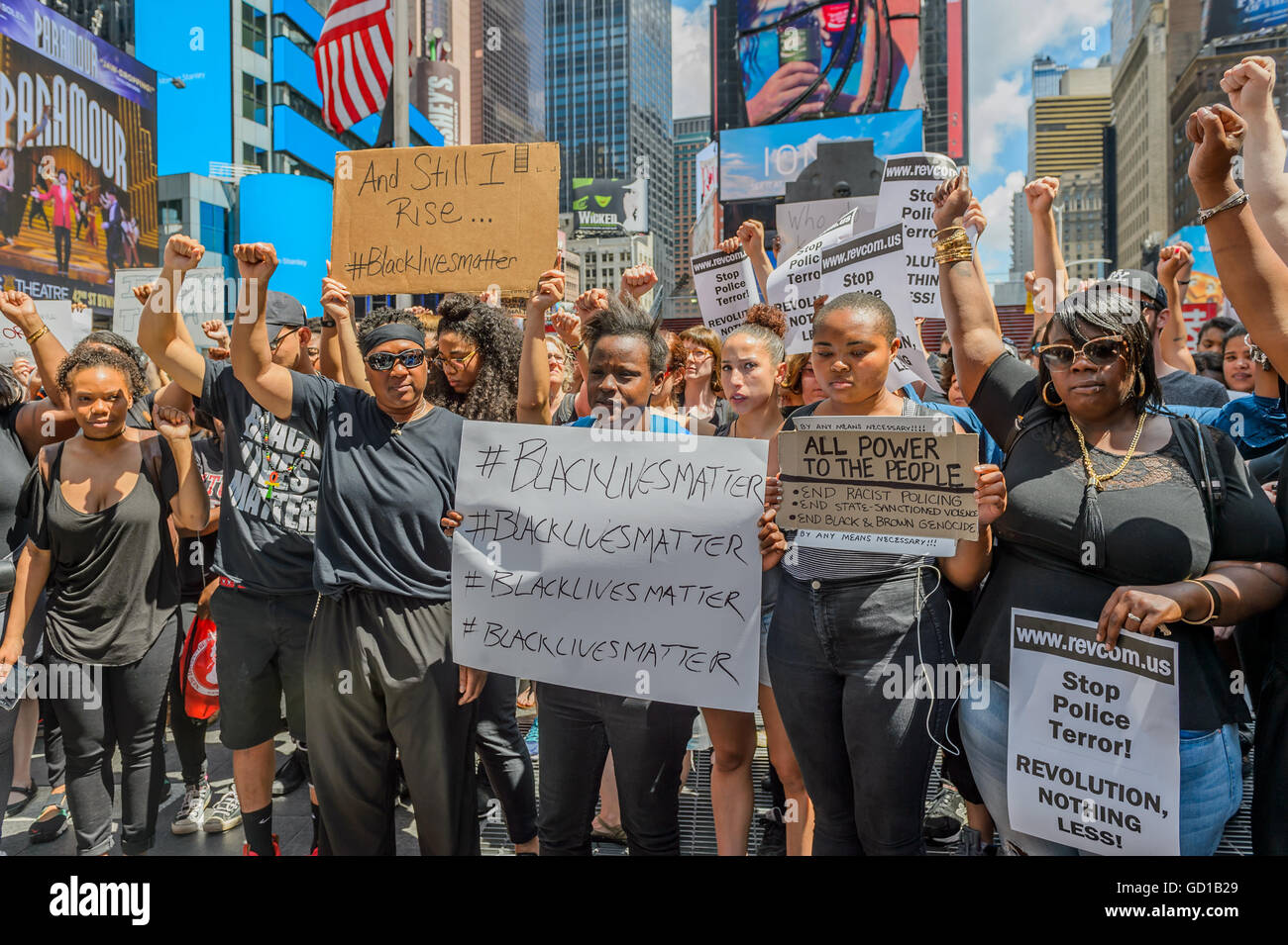 New York, Stati Uniti. 10 Luglio, 2016. Il nero vive importa il movimento ha organizzato una manifestazione pacifica in Times Square a New York, a mostrare solidarietà a seguito di tragedie che si sono verificati in questa settimana e per stare con le famiglie dei piccoli Delrawn, Alton Sterling e Philando Castiglia, tre uomini innocente ucciso dalla polizia. Credito: Erik McGregor/Pacific Press/Alamy Live News Foto Stock