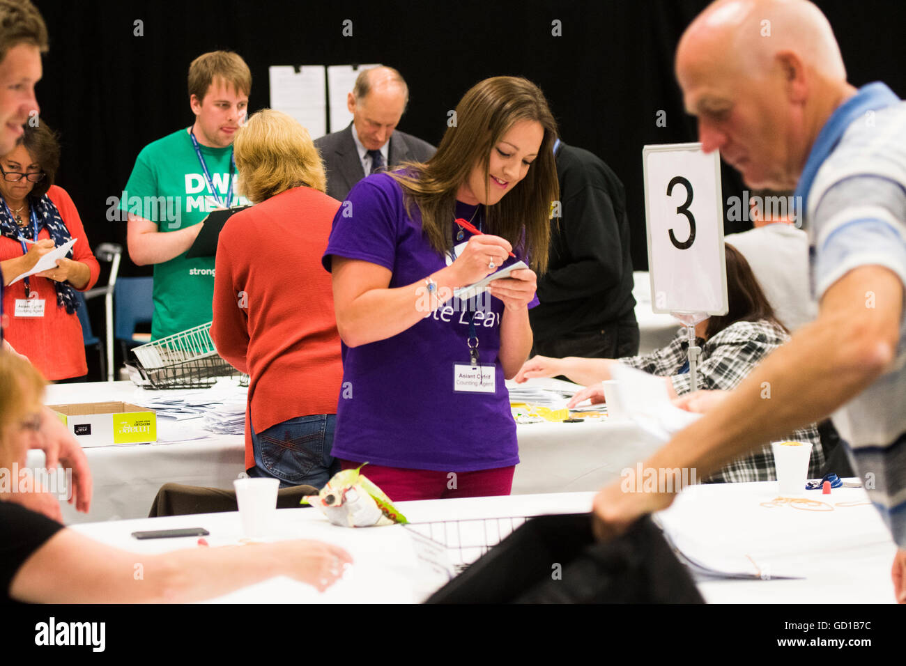 Autorità locale dei lavoratori il conteggio dei voti espressi in Ceredigion circoscrizione elettorale nella Comunità Euopean referendum, a Aberaeron sport hall nelle prime ore del mattino del 24 giugno 2016. In Ceredigion i risultati erano: Lasciare 45,4% 18,031 voti, rimangono 54,6% 21,711 voti, su un tasso di partecipazione del 74,4% in generale nel Regno Unito il risultato era lasciare 51,9% (voti 17,410,742 ), rimangono 48,1% Voti (16,141,241) Foto Stock