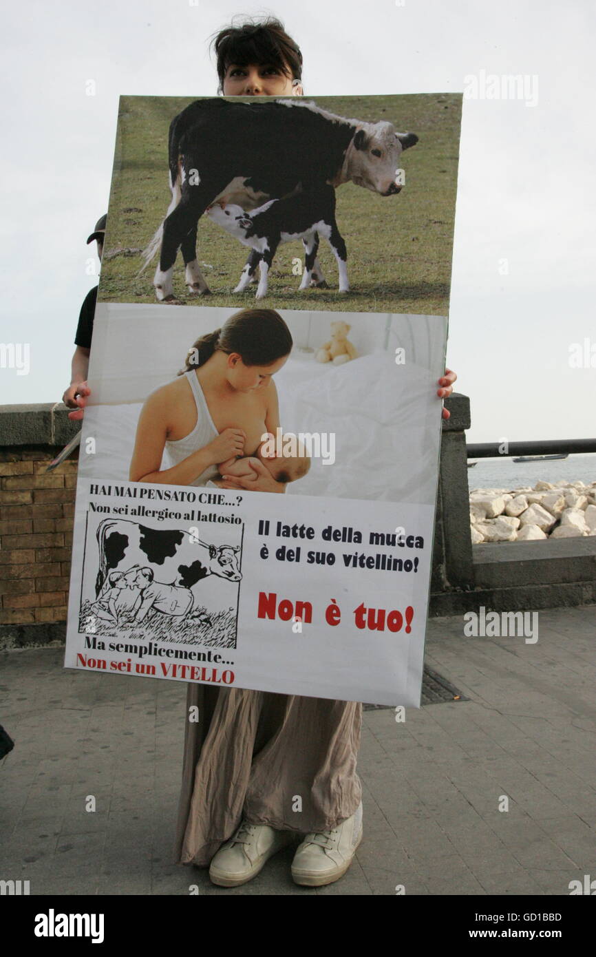 Napoli, Italia. 10 Luglio, 2016. I diritti degli animali associazione 'Voce Animale 260' si manifesta in strada per informare circa gli orrori della fabbrica, fattorie, e l'abbattimento di tutti gli animali con un flash mob. © Salvatore Esposito/Pacific Press/Alamy Live News Foto Stock