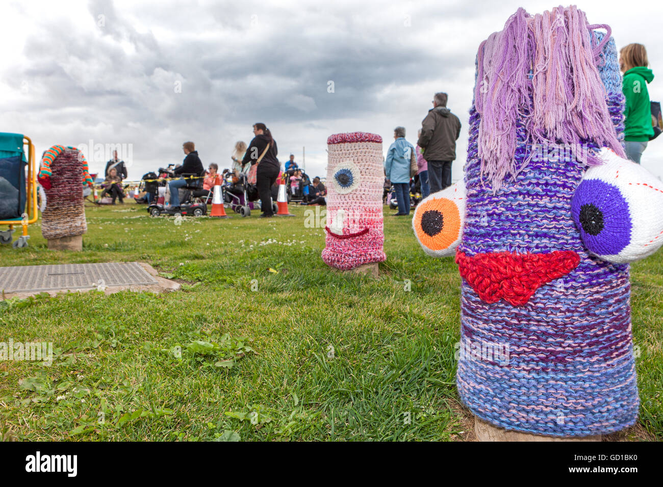 Personaggi di animali lavorati a maglia; I Knitters provenienti dal Regno Unito hanno accolto il fronte del mare di Blackpool nel tentativo di rompere il Guinness World Record, Lancashire, Regno Unito Foto Stock