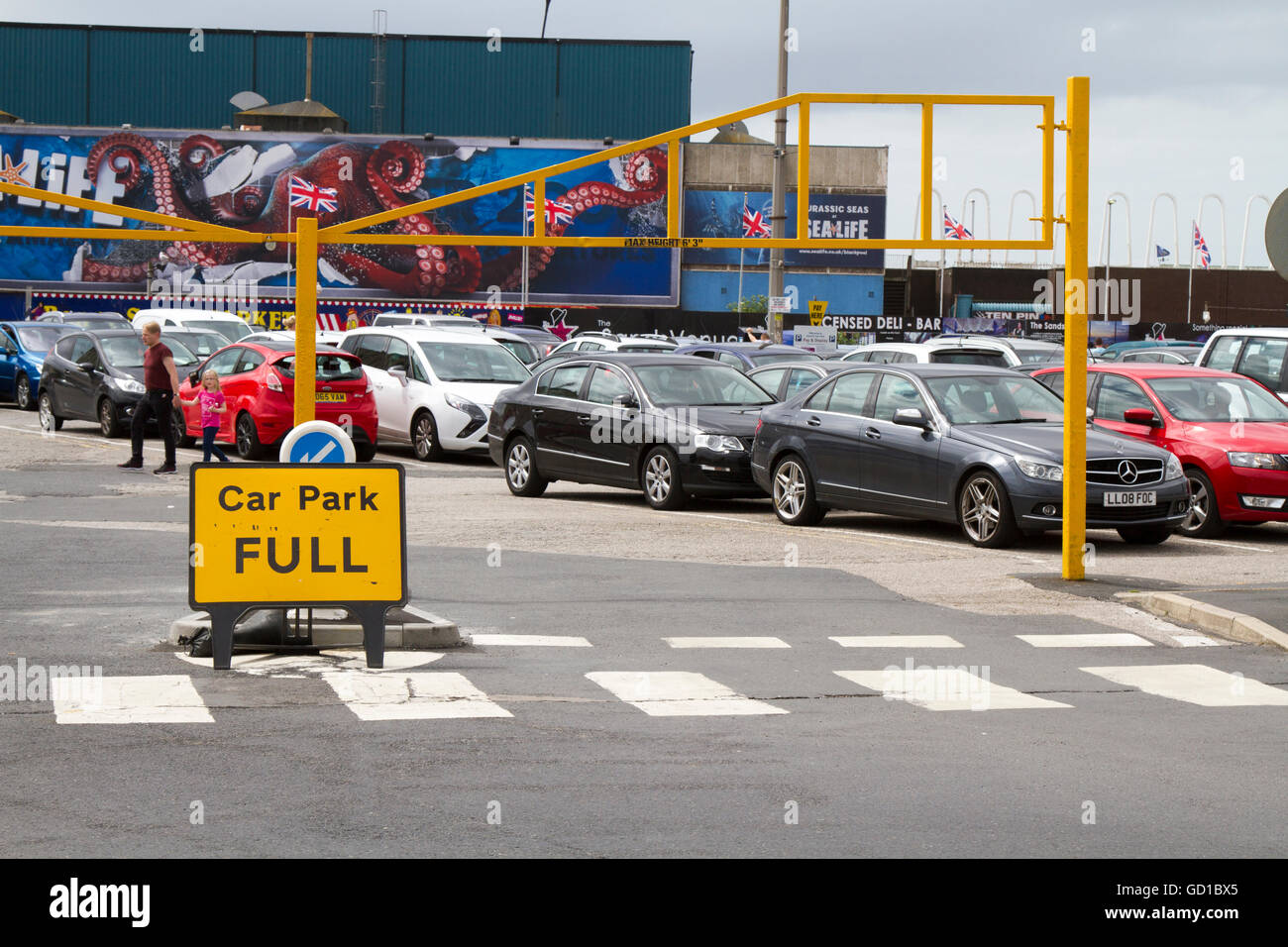 Promenade parcheggio auto piena a Blackpool, Lancashire, Regno Unito Foto Stock
