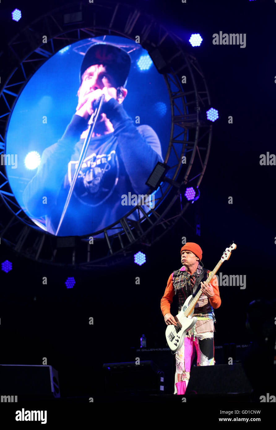 Flea dei Red Hot Chili Peppers sul palco principale durante il terzo giorno di T nel parco, a Strathallan Castello, Perthshire. Foto Stock