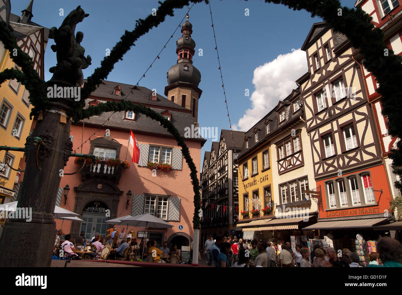 Cochem Market Square e St. Chiesa Martinskirche (San Martin chiesa) Foto Stock