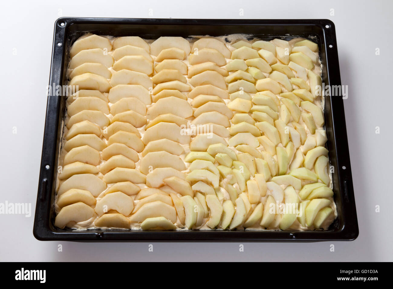 Teglia con pastella e fette di mela, apple slice Foto Stock
