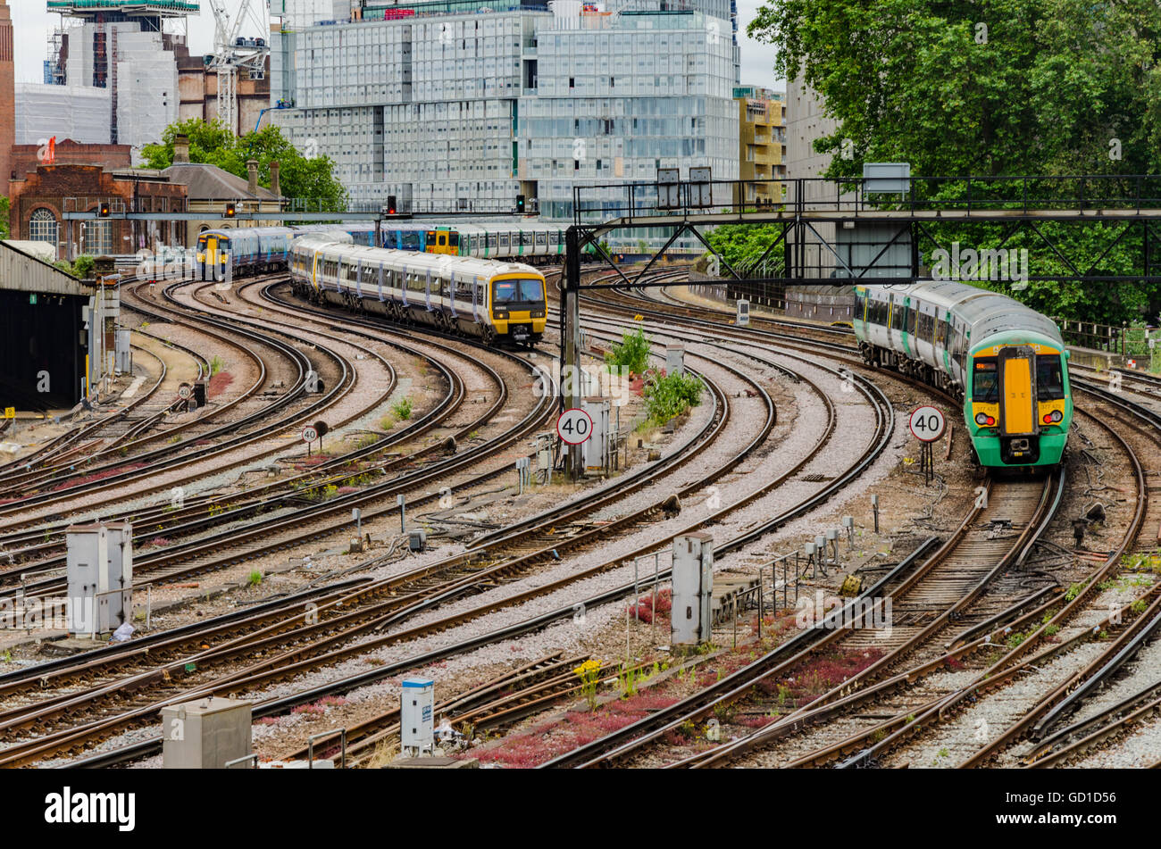 I treni passano il Victoria deposito di manutenzione sul loro modo dentro e fuori della stazione di Victoria a Londra REGNO UNITO. Foto Stock