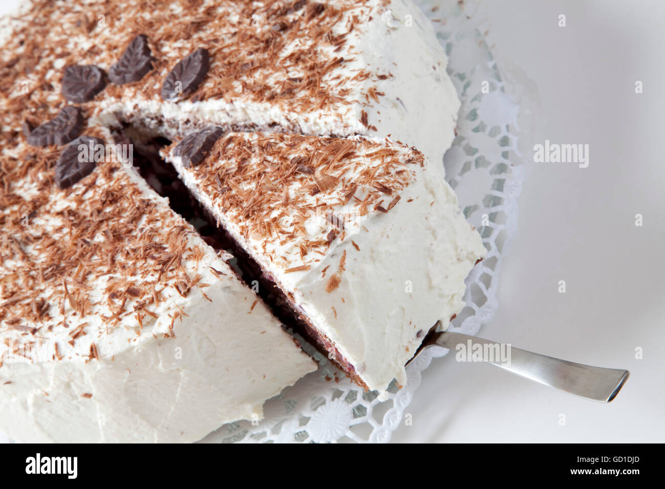 Black Forest gateau e un pezzo di torta torta sul server Foto Stock