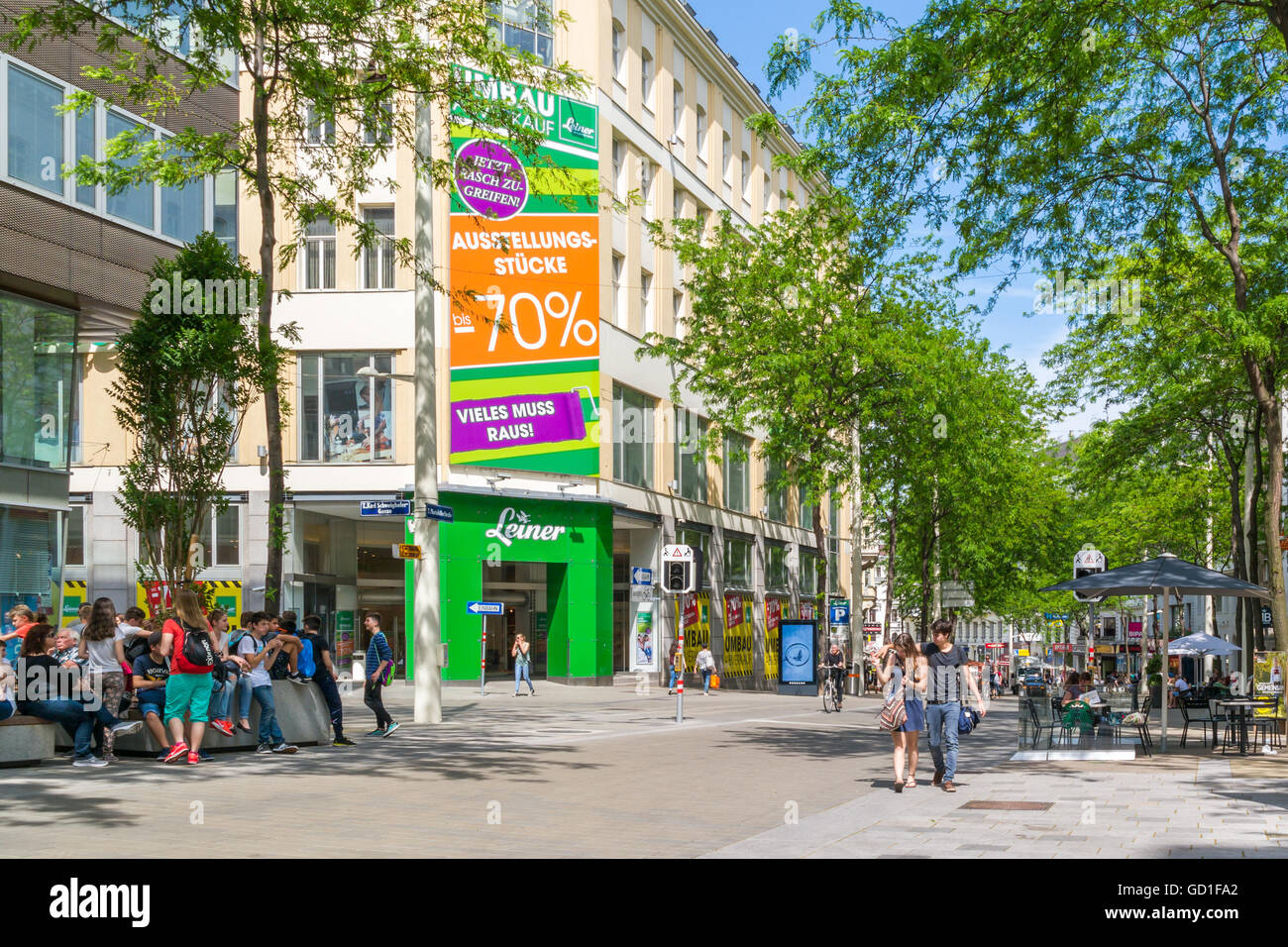 Leiner shop e persone in via commerciale Mariahilfer Strasse a Vienna, in Austria Foto Stock