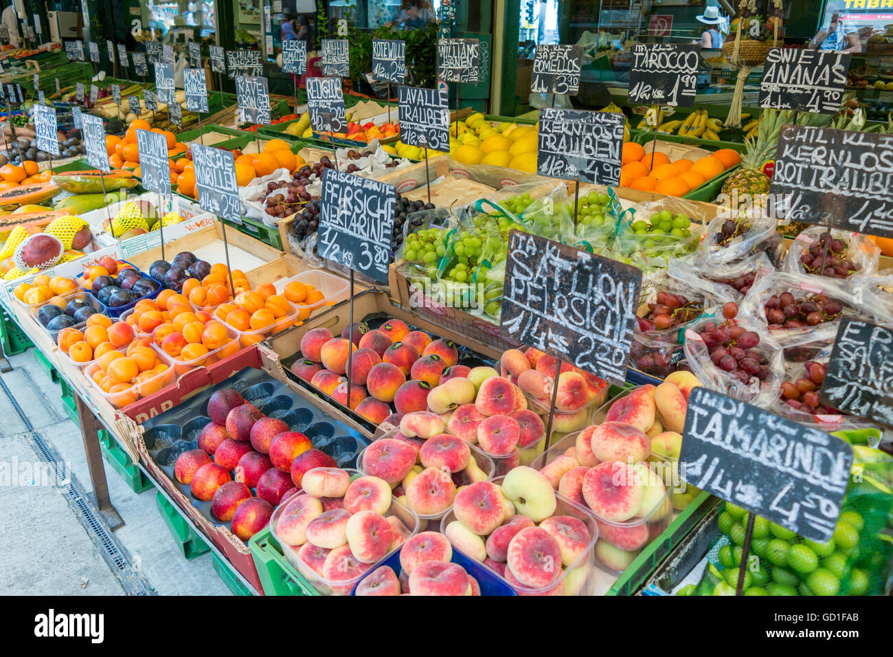 La frutta e la verdura fresca stand di mercato sul mercato Naschmarkt di Vienna in Austria Foto Stock